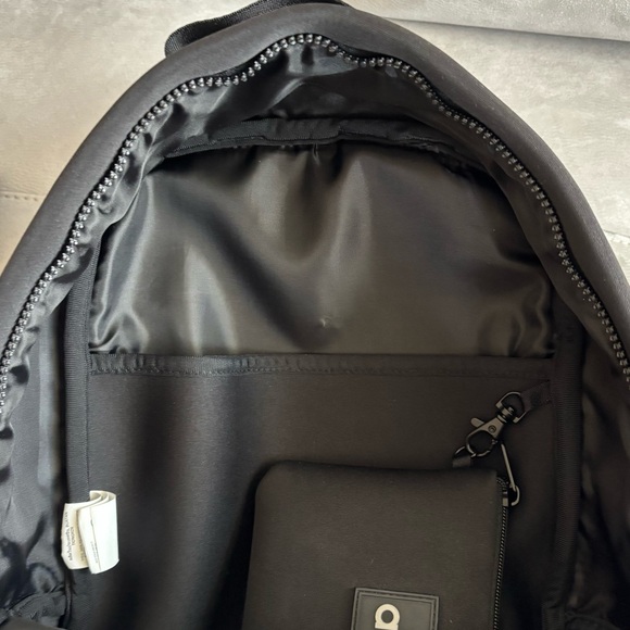 ALO YOGA STOW BACKPACK BLACK / SILVER - Picture 8 of 9